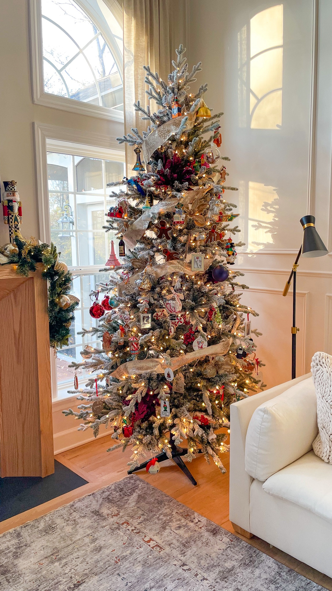 Pre-lit flocked Christmas tree

#LTKHoliday #LTKHolidaySale #LTKSeasonal