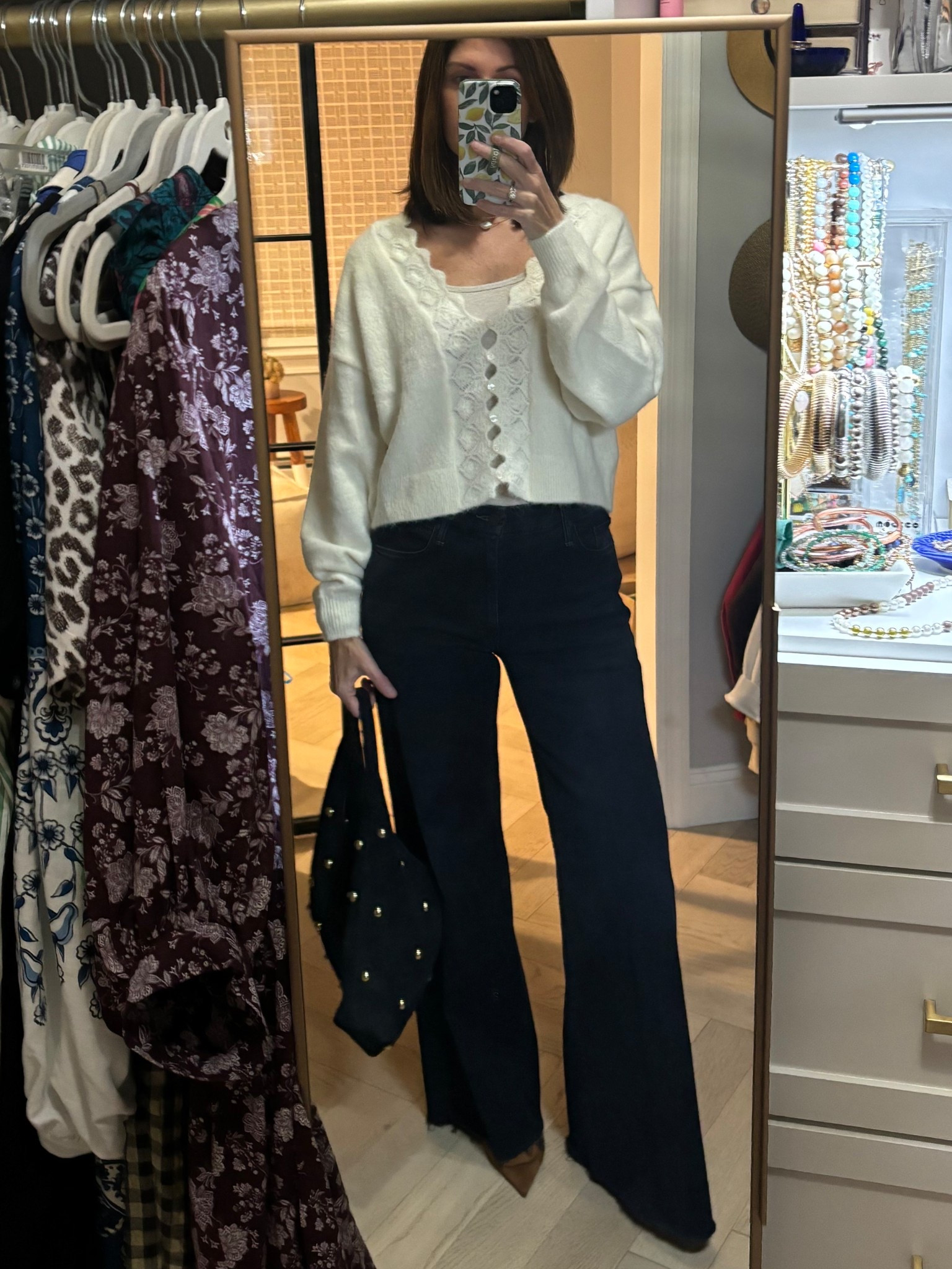 #datenight #cardigan #flarejeans #motherjeans #darkdenim 

#LTKSeasonal #LTKOver40 #LTKStyleTip