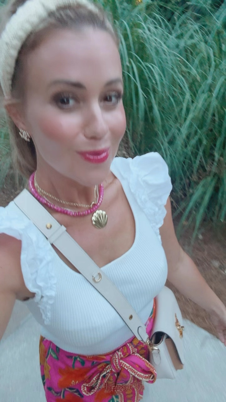 Beach dinner outfit

Loving my new shell necklace combined with this pink beaded one! Code LAUREN20.

Code LAUREN15 for top. Shorts are old Farm Rio but linking a similar pair.

#LTKFindsUnder50 #LTKFindsUnder100 #LTKStyleTip