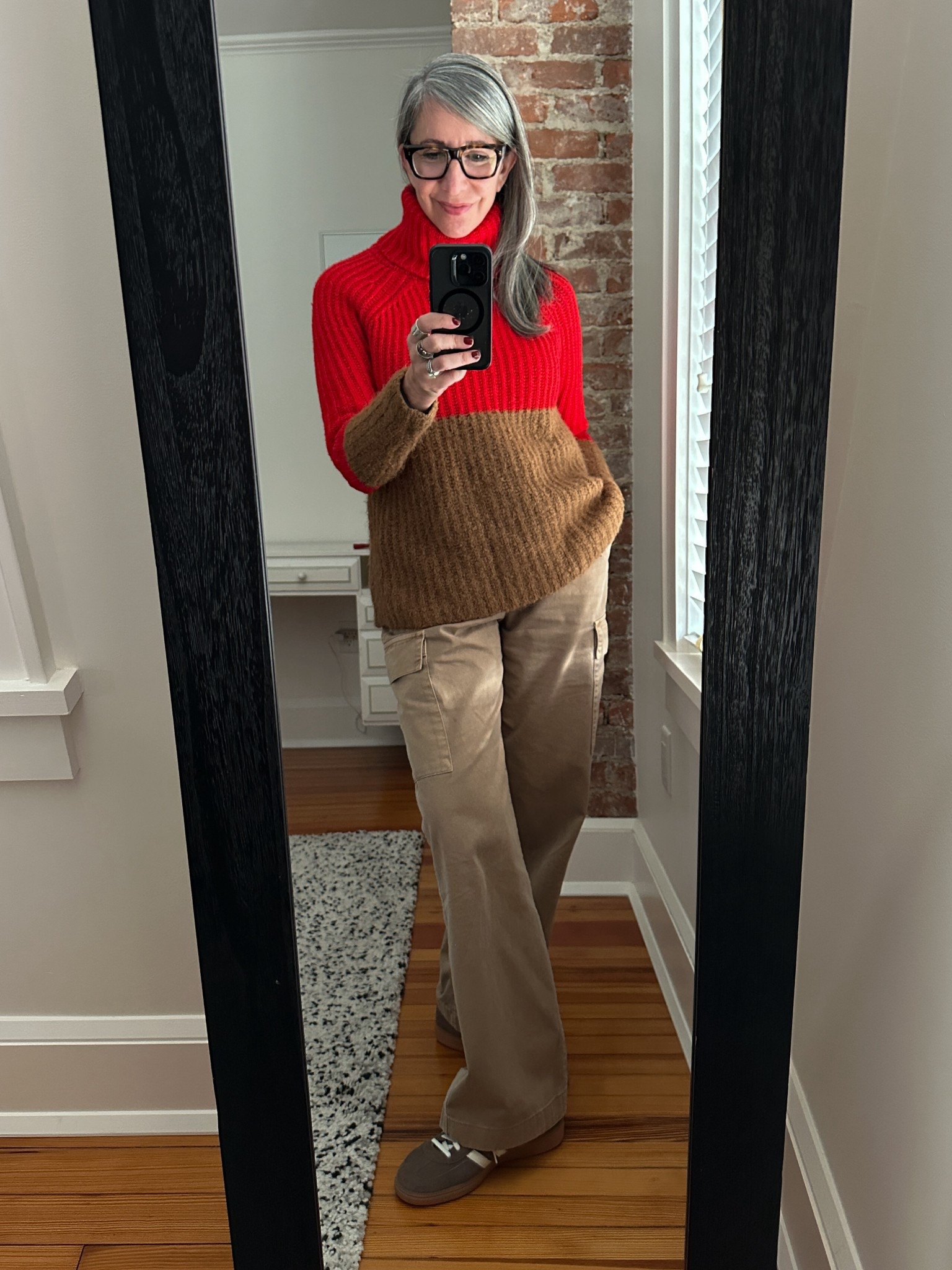 #ComfortableGirlWinter — baggy, but intentional.
Loose silhouettes don’t have to feel sloppy.
Keeping the color story clean from top to bottom—and letting the volume feel deliberate—goes a long way toward making relaxed pieces look pulled together.
Same comfort.
Different intention.
#StyleAtAnyAge #Over60Style #MidlifeStyle #EverydayStyle #WearingWhatIHave