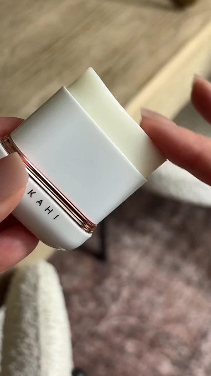 A great face SPF- and no smells! I love how easy it is to reapply throughout the day, especially when I'm out and about.

The compact size fits perfectly in my purse, and my skin feels protected and comfortable.

#skincare #sunscreen #sunstick #skincareproducts #spf beauty finds

#LTKselfcare #LTKmorningroutine #LTKBeauty