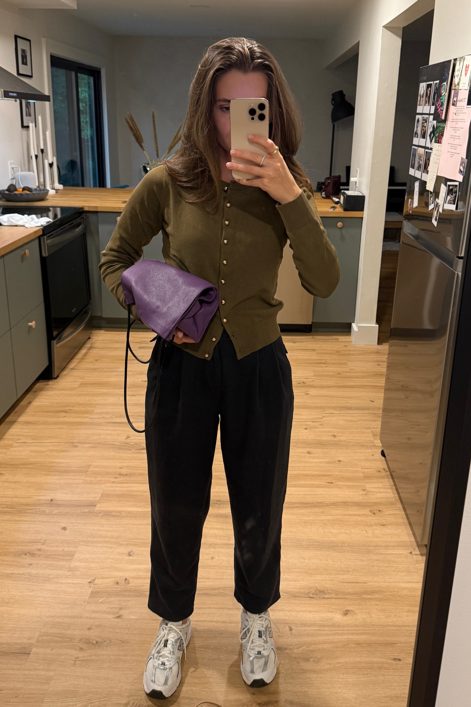Fall outfit

Blue pants / dark green cardigan / new balance / purple bag 