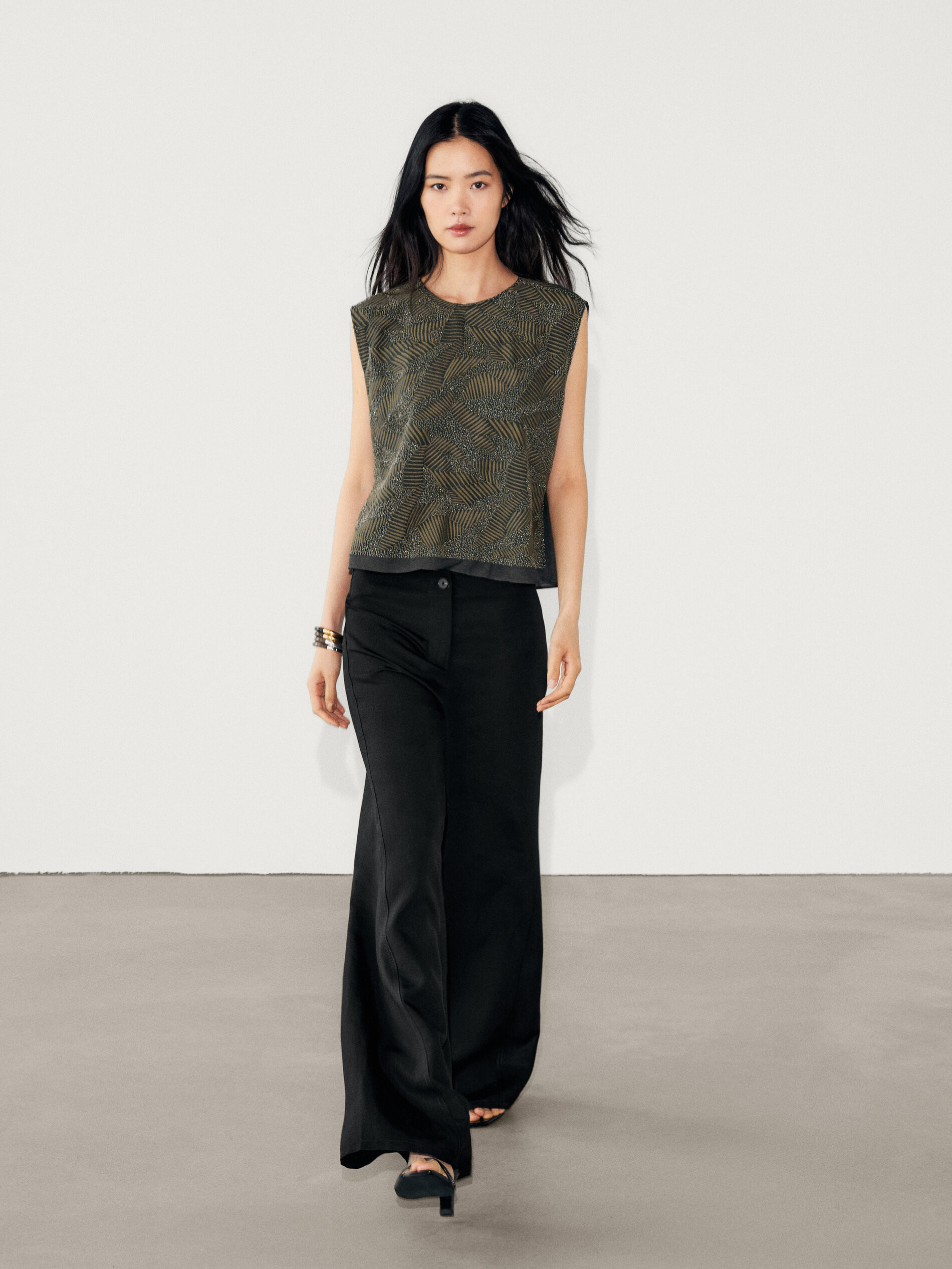 Sleeveless top with embroidered details | Massimo Dutti UK