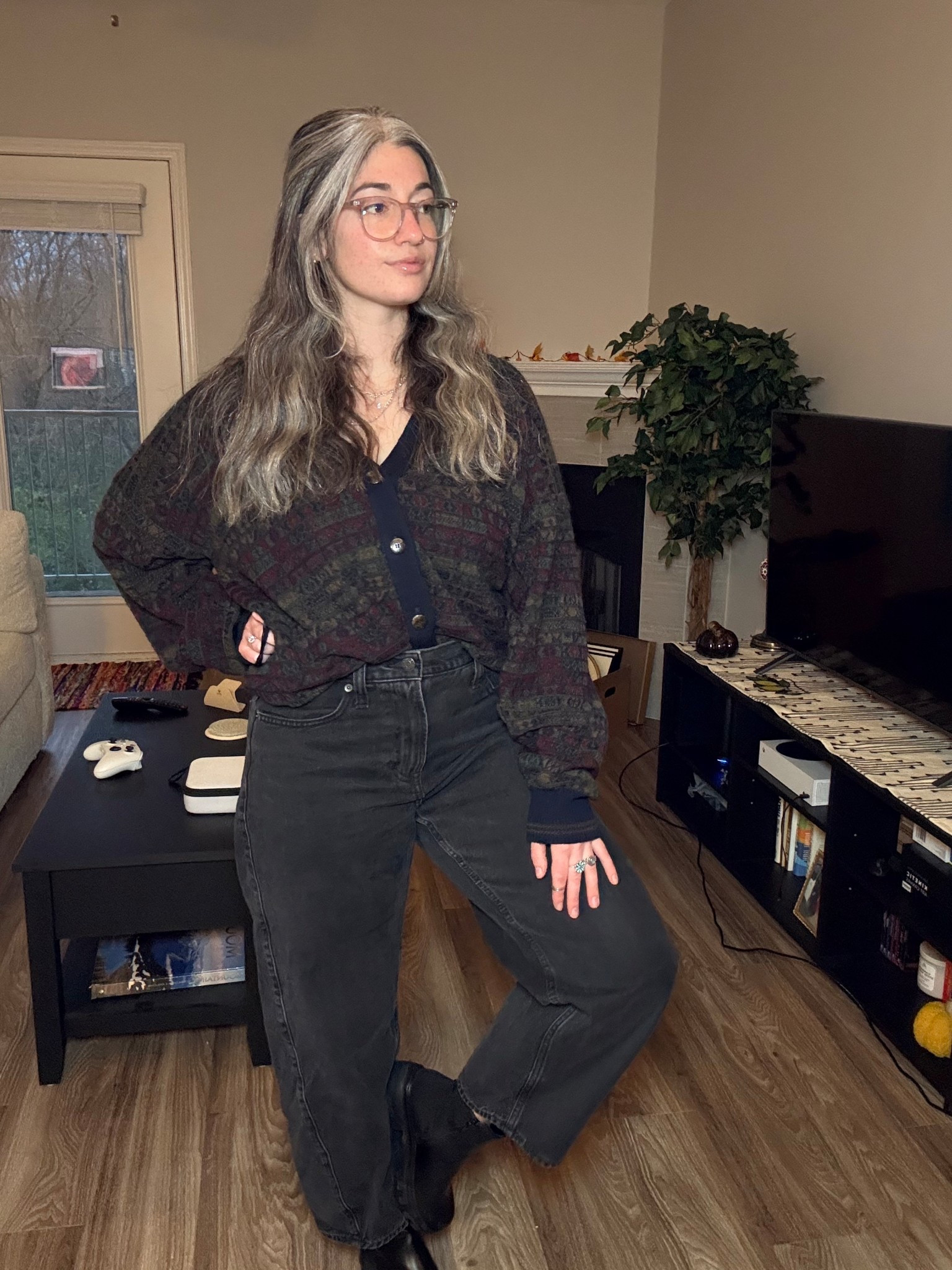 My repeat outfit formula... sweater is thrifted 🖤⚫️〰️ #blackjeans #barreljeans #ootd #silverhair #grayhair #naturalgray vintagesweater #chelseaboots #gapfactory #gap #samedelman

#LTKmorningroutine #LTKdayinmylife #LTKootd