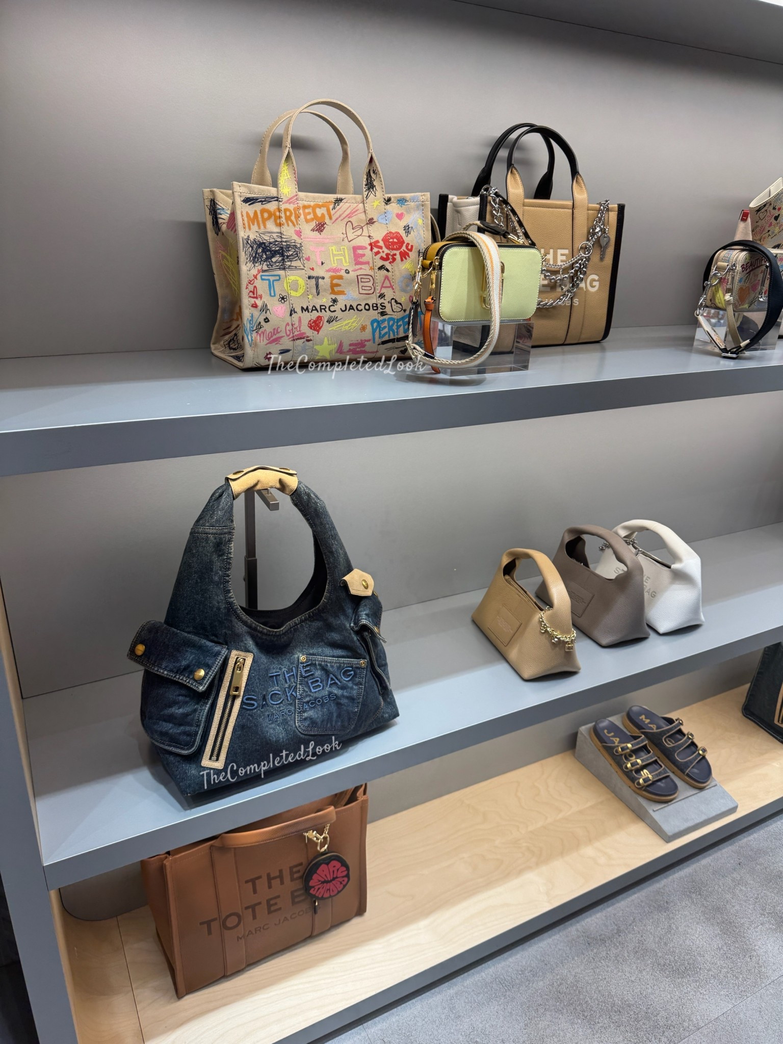 Marc Jacobs goodies from my latest walk through ✨👜 the scribble print and denim sack bag are so good! #marcjacobs #thetotebag #thesackbag