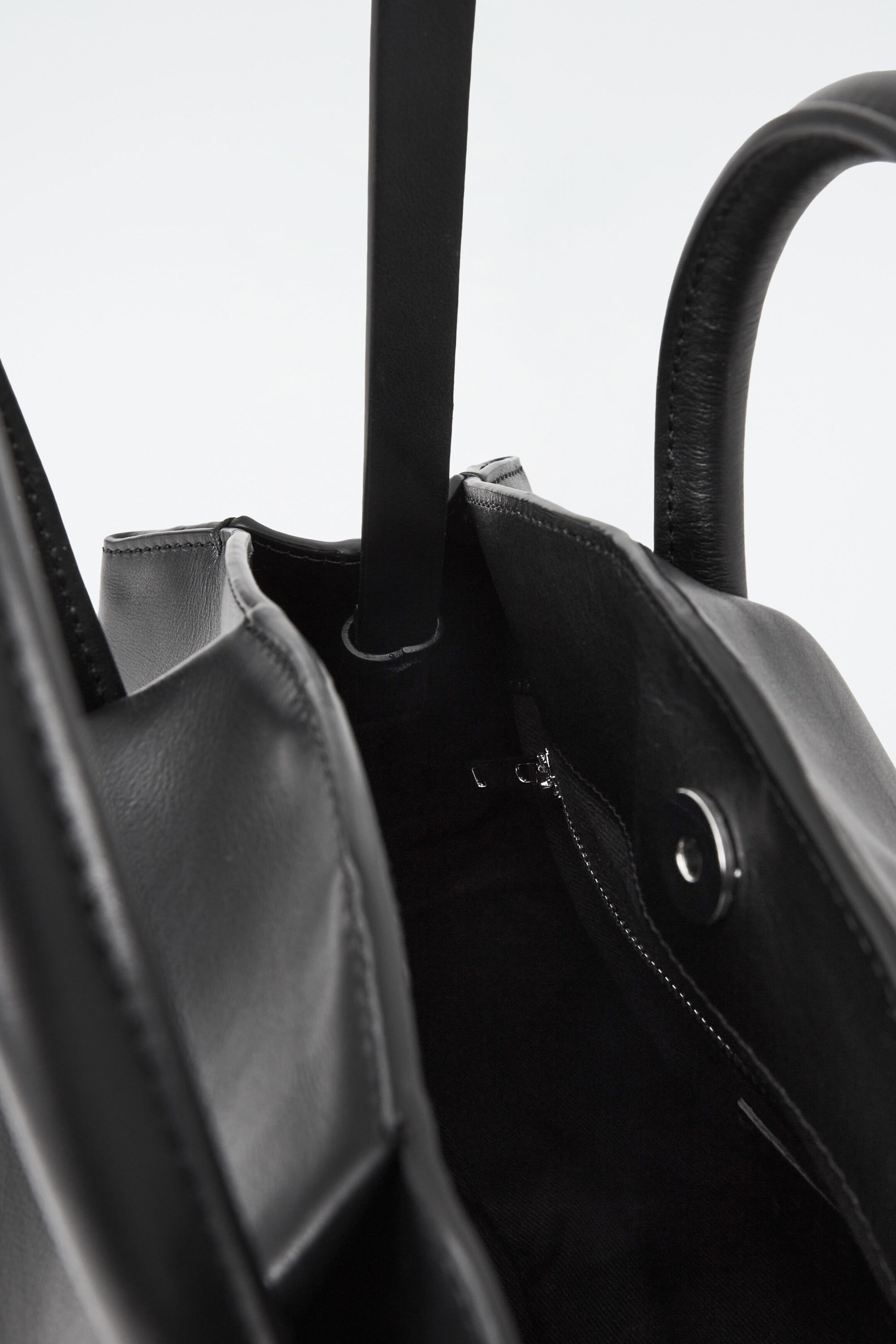 FOLD SHOULDER BAG - LEATHER - BLACK | COS (EU)