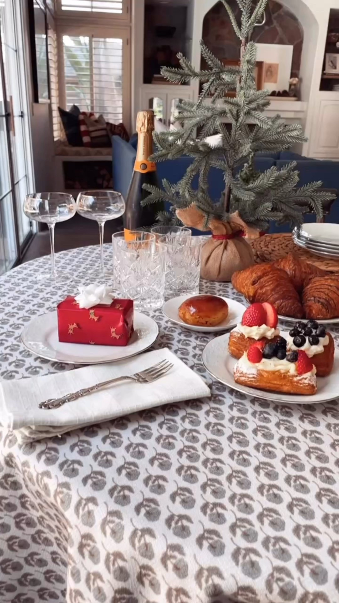 Family room Christmas decor and breakfast table! Can’t believe it’s almost here! 

#christmastree #wrappingpaper #gifts #livingroom #familyroom

#LTKHoliday #LTKdayinmylife #LTKHome