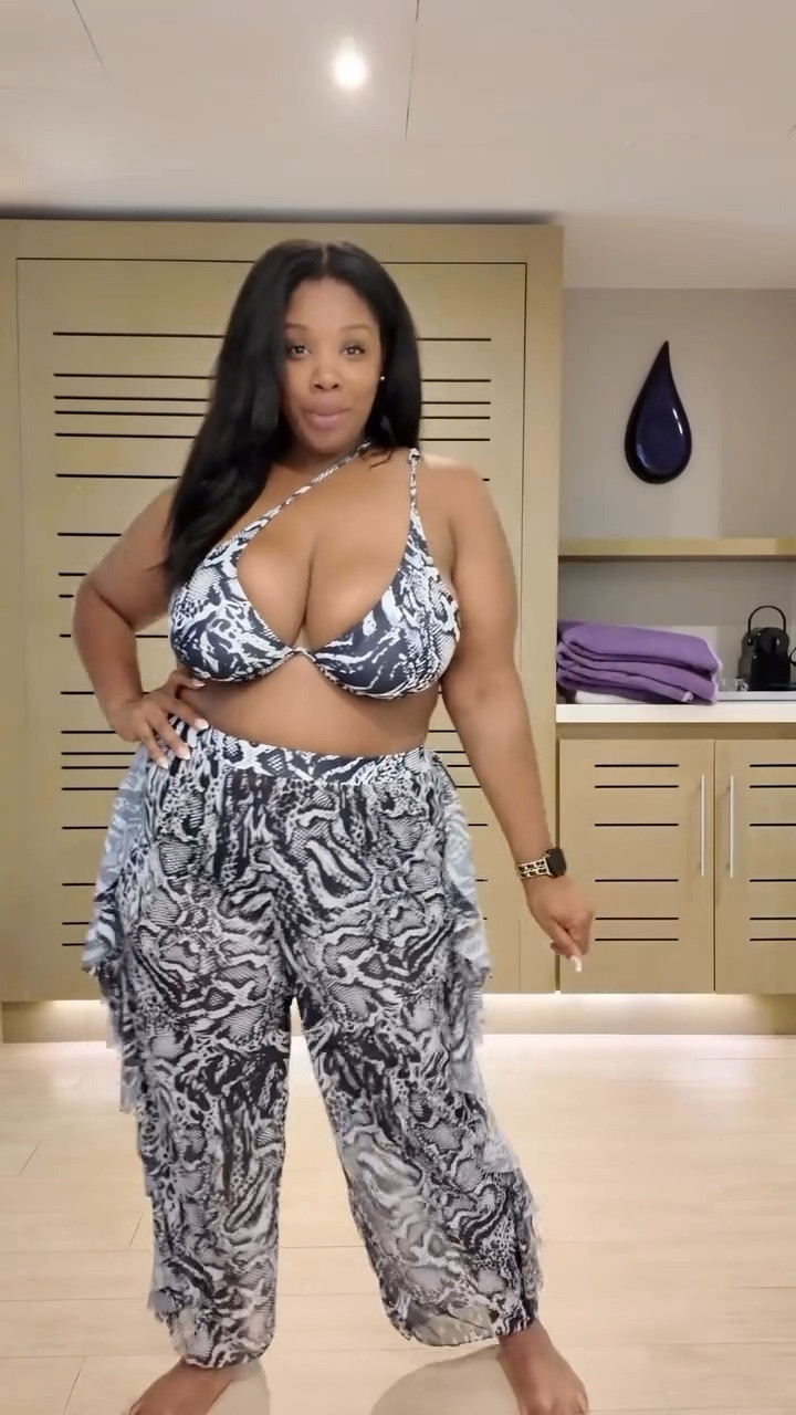 Here’s your friendly reminder to wear the 2-piece swimsuit this summer my curvy boss babes! ☀️🏝️

Swimwear @sheinofficial @sheincurve @shein_us 

 #plussizebeauty #plussizemodeling #fashion #fashioninspo #fashionstyle #curve #beauty #swim #plussizeswimwear