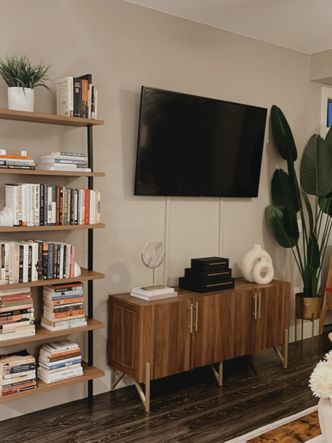 Living room decor


Artificial plants, bookshelf decor, books, tv console, tv console decoration, plant, target decor, Amazon decor 

#LTKhome #LTKunder100 #LTKstyletip