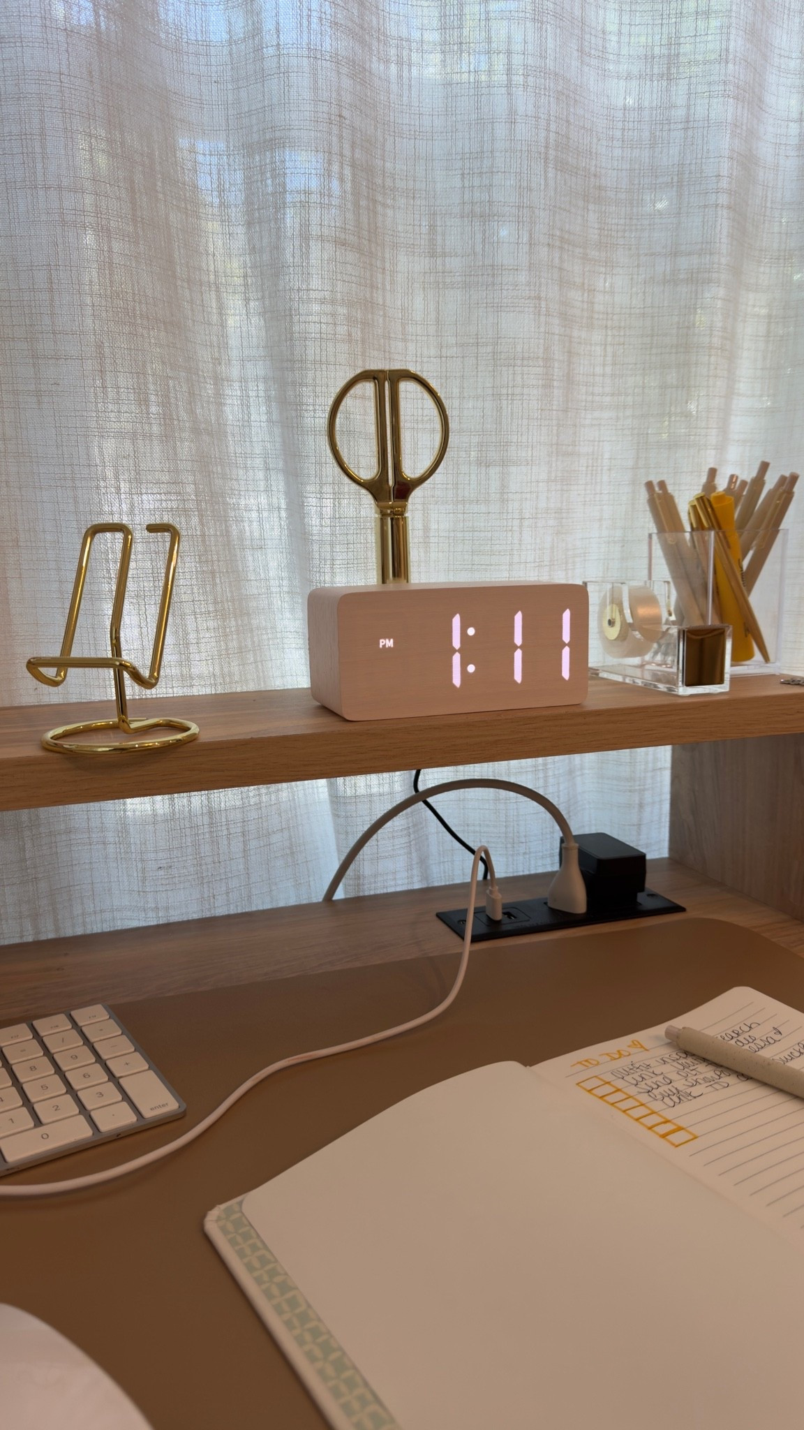 Scroll to shop! ✨ My favorite desk essentials. Everything is linked below.👇🏾

Desliza para comprar. ✨ Mis esenciales favoritos para el escritorio.

📲 Download the free LTK app & follow me @kirasfashionfinds to shop all my daily finds.

#LTKHome #LTKSeasonal #LTKvlog