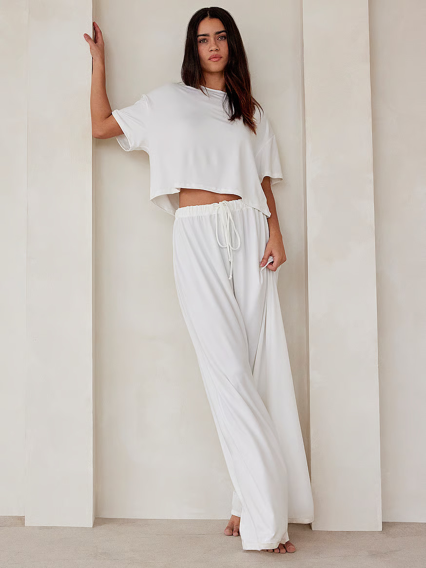 Victoria's SecretVictoriaâs Secret Apparel Catalog{"@context":"https://schema.org","@type":"... | Victoria's Secret (US / CA )