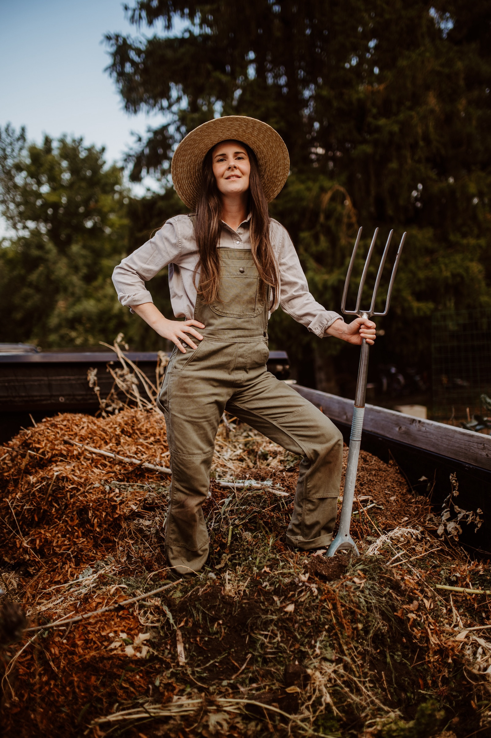 Queen of the compost heap 👑🌱 Turning scraps into garden gold! Overalls on, garden fork in hand, and ready to fuel next season’s blooms with all this rich, earthy goodness. Who knew composting could be this empowering? #GardenGoals #ZeroWaste #LTKGarden #Gardening #Compost #FarmFashion #GardenFashion

 

#LTKSeasonal