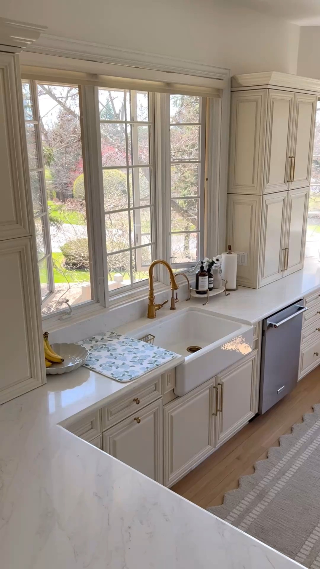 

no trending audio, real birds chirping out there 🐦🥹✨ wow I am loving Spring here in the Chicago suburbs!! 🫶🏼 freshened up this space here and there and couldn’t help but capture this little clean kitchen moment! 

We renovated parts to our kitchen when we moved in but decided to keep a ton too! I’ll do an in-depth analysis of what we decided to keep later but for now I’ll share what we did change: countertops, countertop edge style, stove placement, island height, sink, faucets, handles, flooring. 

some new favorites I’ll have linked:
+ dish mat from Amazon
+ new flatware set I am loving
+ our sink faucet
+ sink strainer
+ sponge holder
+ and more!



#LTKHome #LTKmorningroutine #LTKTravel