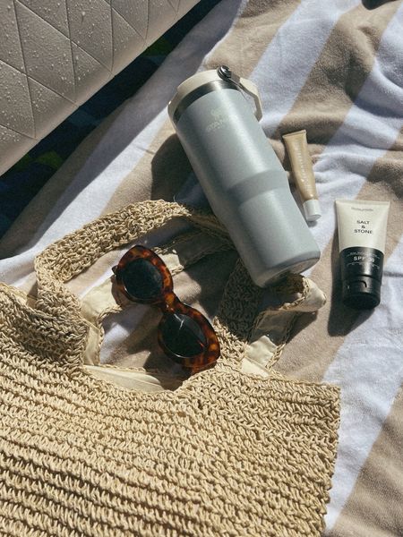 Amazon spring break beach bag must haves🌸

Amazon finds | vacation | beach bag | spring break | outfit idea 
