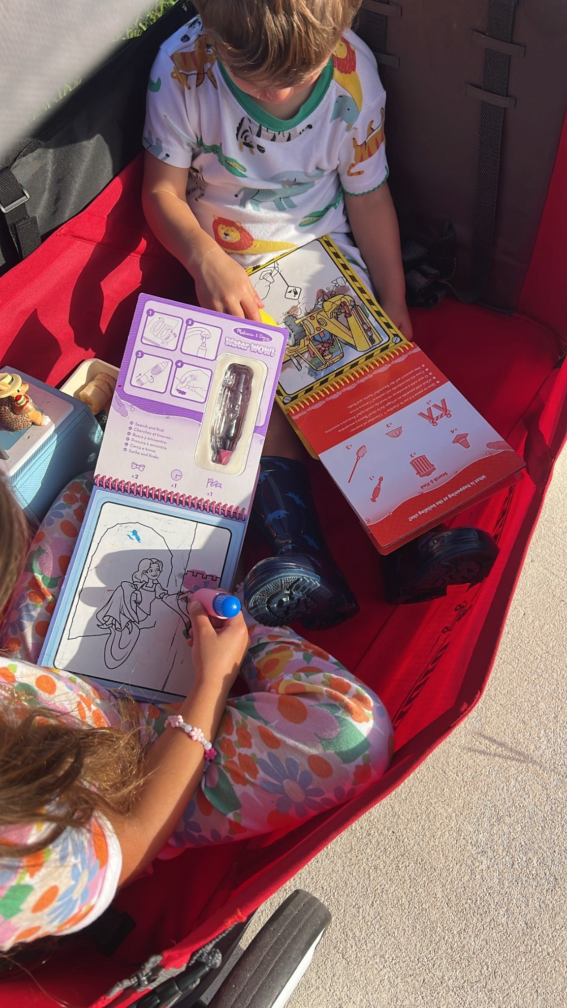 Mess free, on the go, toddler entertainment!! 💦