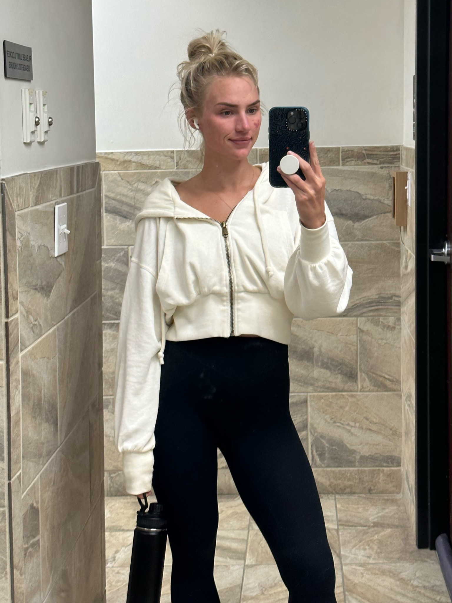 Do i even need to convince you that this is now my top 3 favorite hoodies… i sized down to a small!

#LTKFitness #LTKstyletip