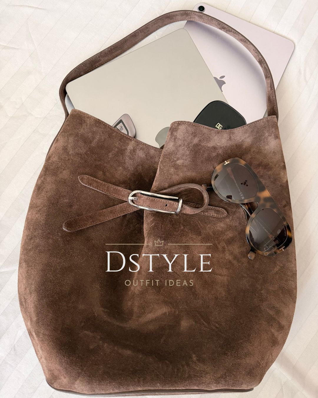 I finally got my hands on this chocolate suede bucket bag and let me tell you—it’s even better in person. It’s the perfect slouchy silhouette that fits everything while looking incredibly high-end.

#brownsuedebag  

 

#LTKootd