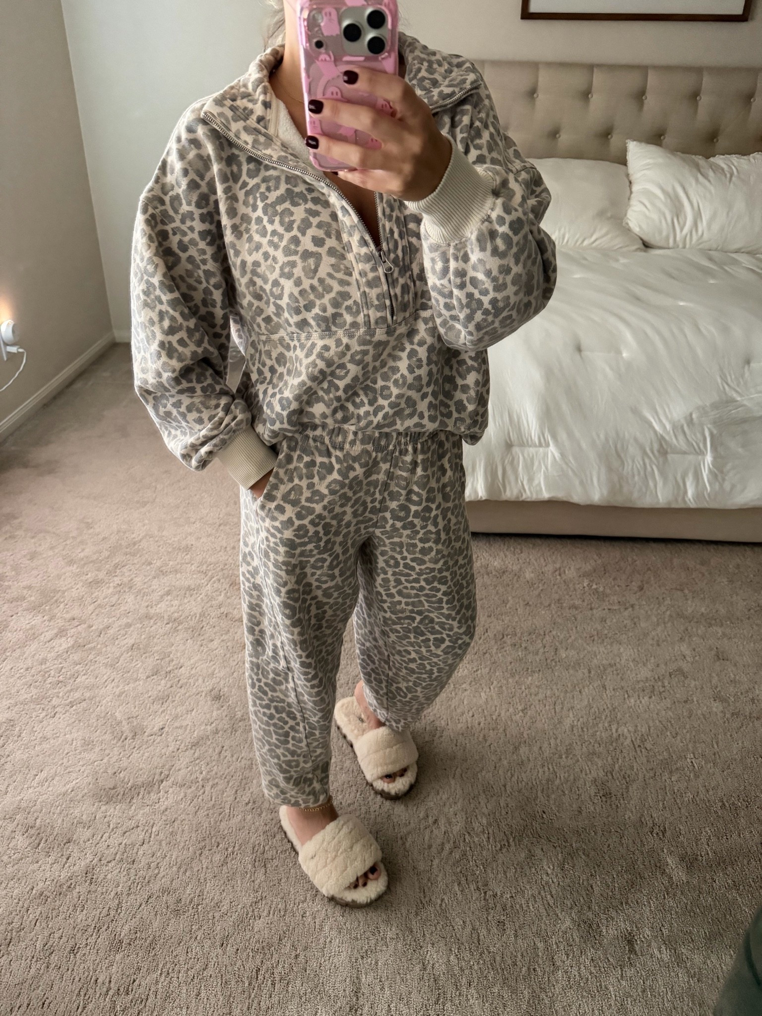 Comfy cute fall outfit
Xxs sweater 
Xs barrel sweatpants 
Uggs tts

#LTKSaleAlert #LTKootd