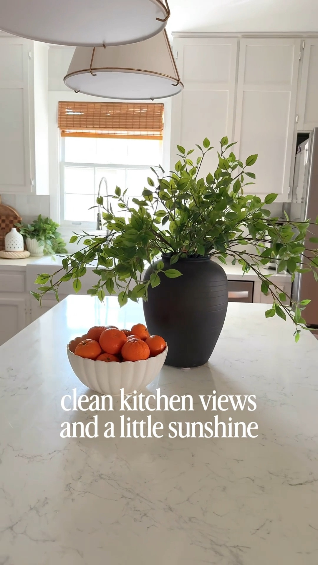 Tell me I’m not the only one obsessed with a sunlit clean kitchen
