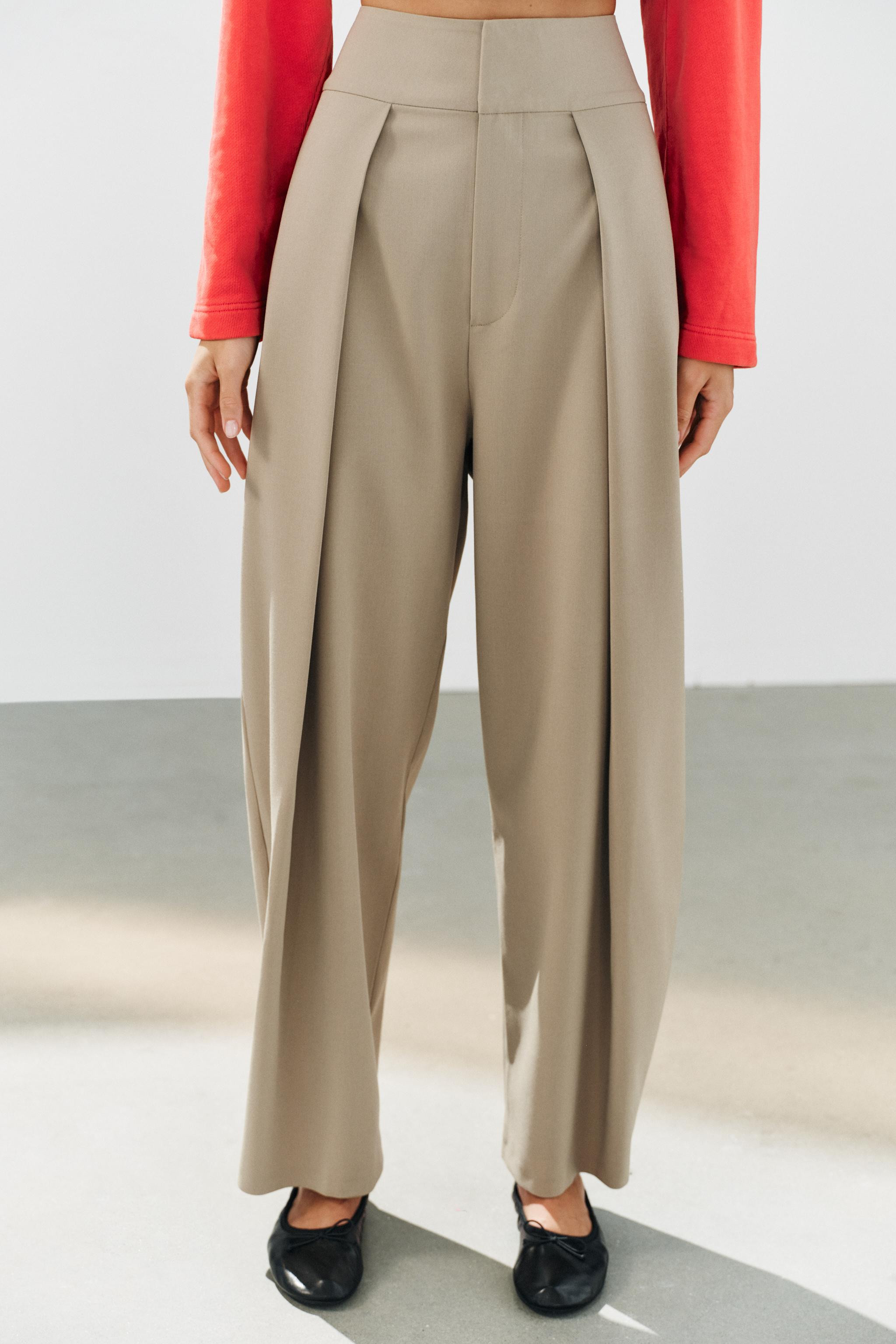 High-Waist-Hose aus einer Viskosemischung. Mit Zierfalten vorne. Verdeckte nahttaschen an den sei... | Zara DE