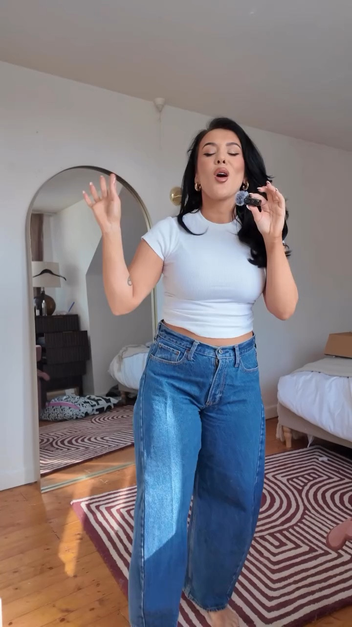 BIG THIGHS GIRLS! @abercrombie CURVE LOVE BARREL JEANS ARE NOW AVAILABLE IN BLACK!!! & how cute are these reversible bits! I WEAR MEDIUM IN TOPS & 29R in jeans 👖 COMMENT LINKS for links! #curvyjeans #abercrombiejeans #barreljeans #meaganwells #midsizefashion