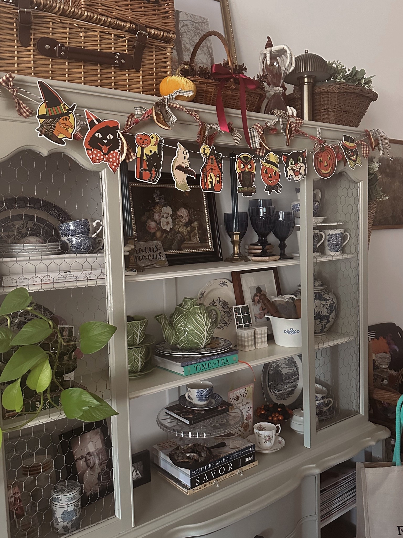 Tagging all my 90s Halloween decor!

#halloween #vintagehalloween #vintagefall #nostaliga 

#LTKHome #LTKSeasonal