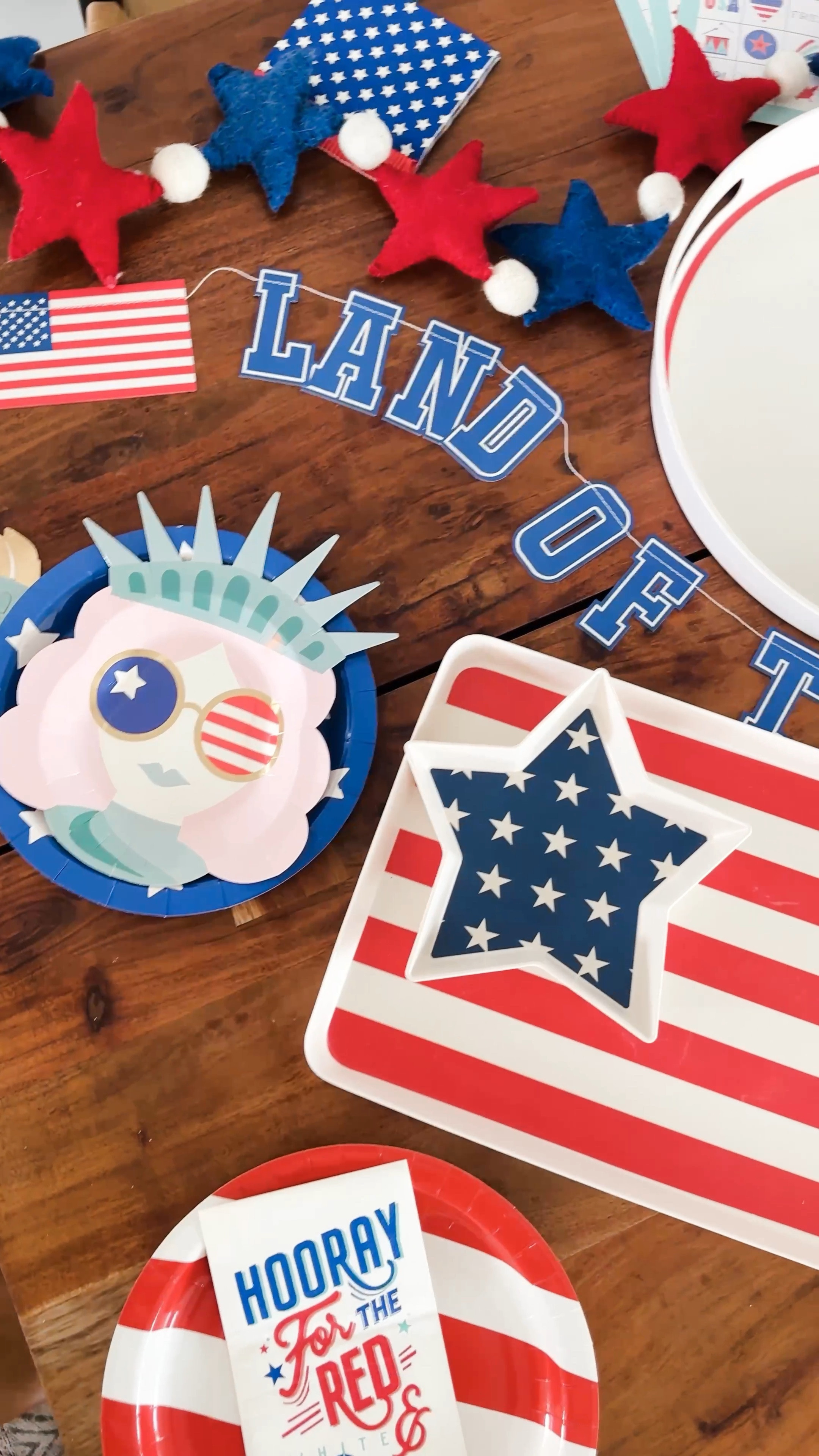 The most epic 4th of July party supplies ever! I cannot get over how cute all of this is!! #4thofjuly #4thofjulyparty 