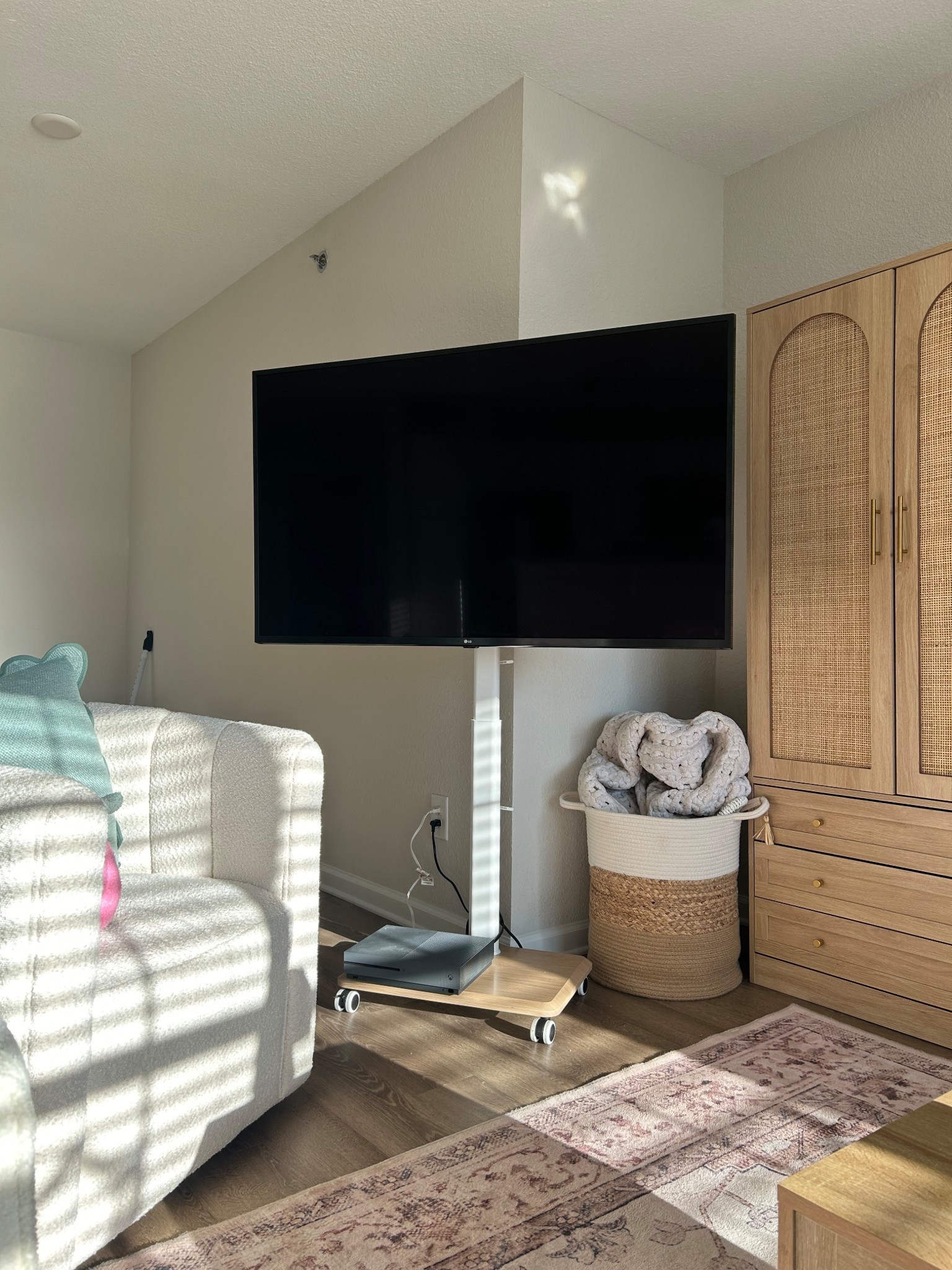 rolling tv stand☁️🤍✨

#LTKGiftGuide #LTKHome #LTKFindsUnder50