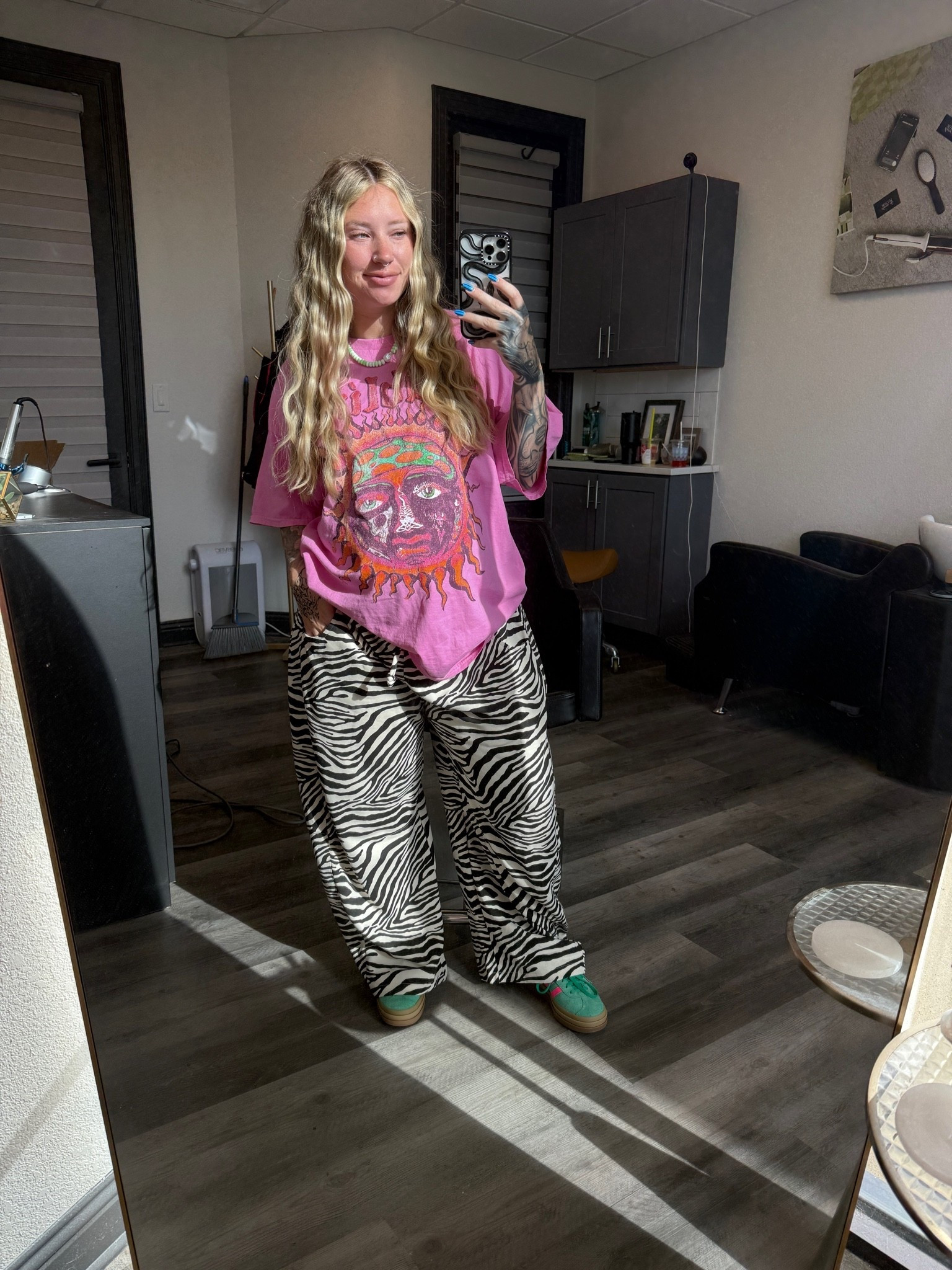 Pants are sold out from buckle, but I linked very similar ones!!