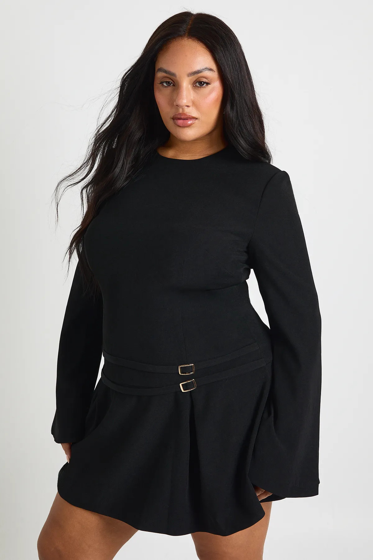Dresses | Robe mini plissée sur mesure avec détail de boucle | boohoo | Boohoo.com (FR)
