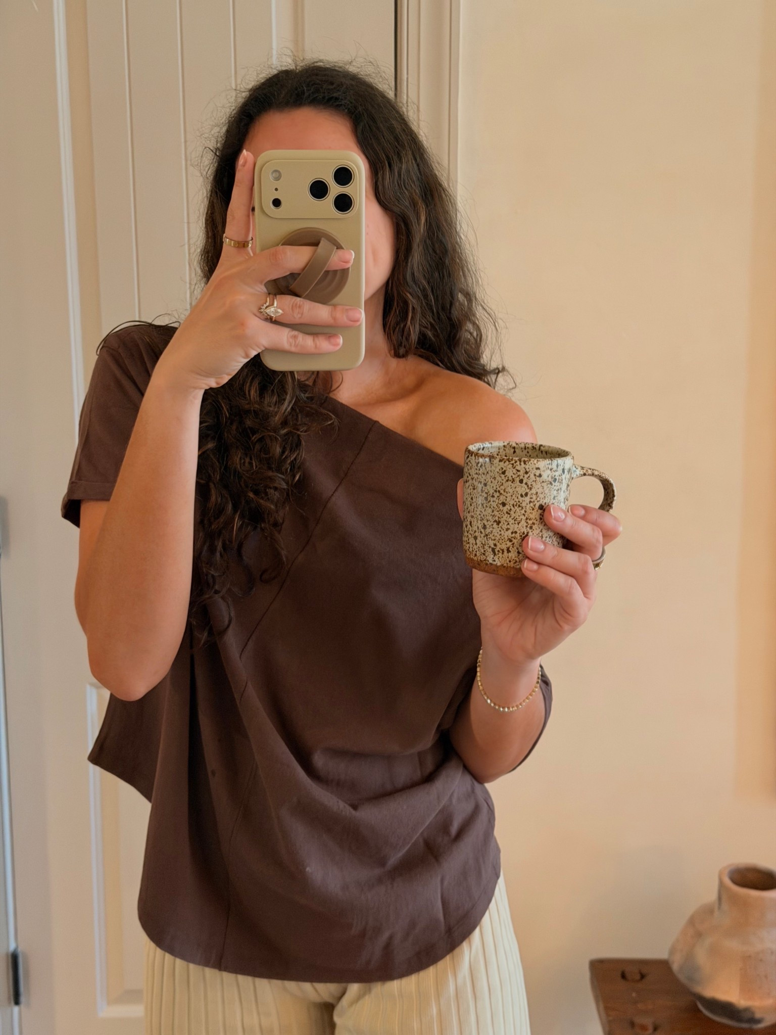 Size medium coffee color off the shoulder vintage tee!!

Spring outfits tops off shoulder ootd mom life mugs coffee neutral aesthetics 

#LTKSpringSale #LTKgrwm #LTKootd