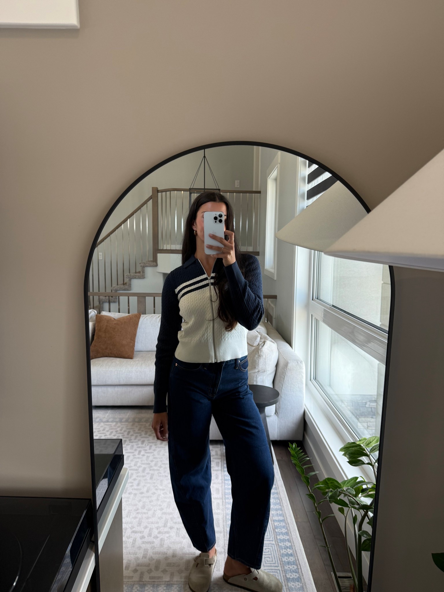 Cutie little sweater zip-up!! Wearing medium 