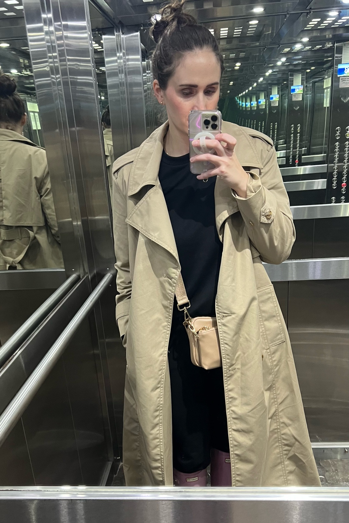Rainy day outfit in Argentina. Love the water resistant trench coat and I LOVE this bag! I’m wearing a medium in the coat but definitely could have done a small
