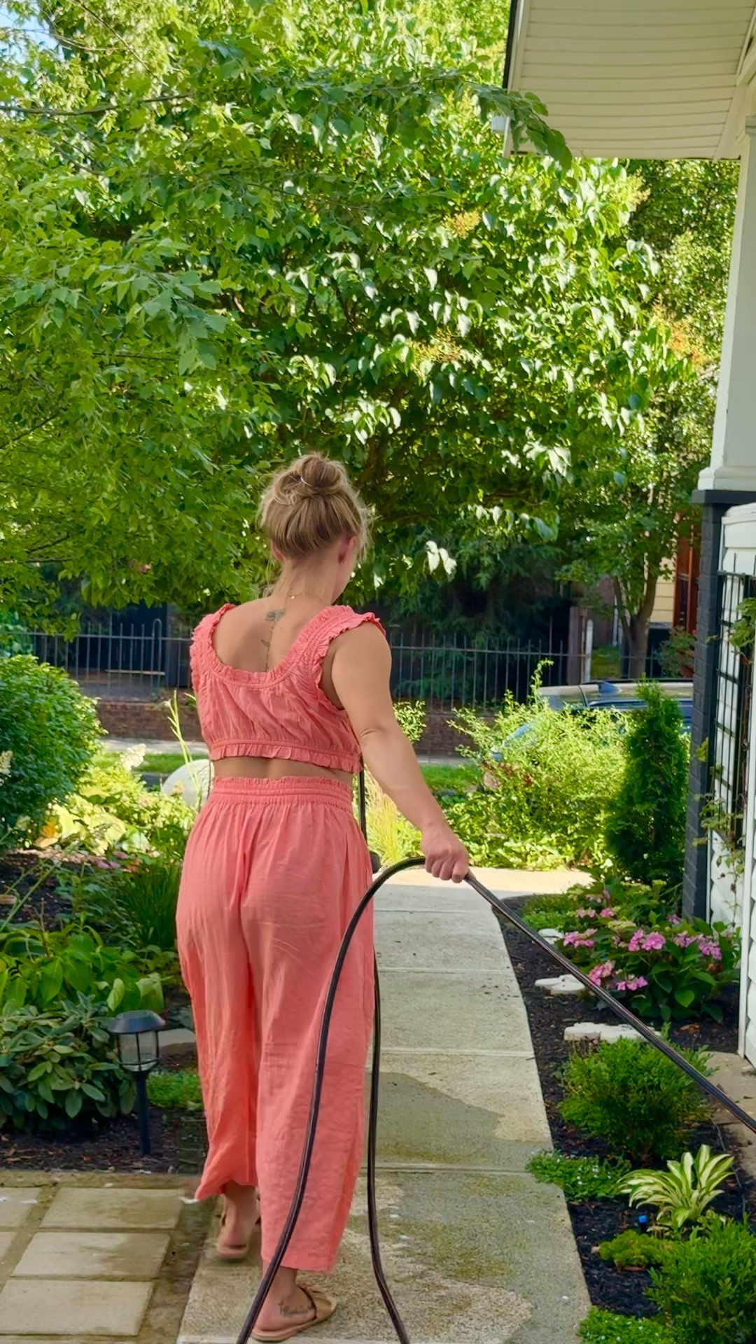 Sometimes i can’t believe i made this garden all by myself 🥺 size down in the Anthro set! I love this hose. It’s perfect for the side of our house where i have to water the most!! 