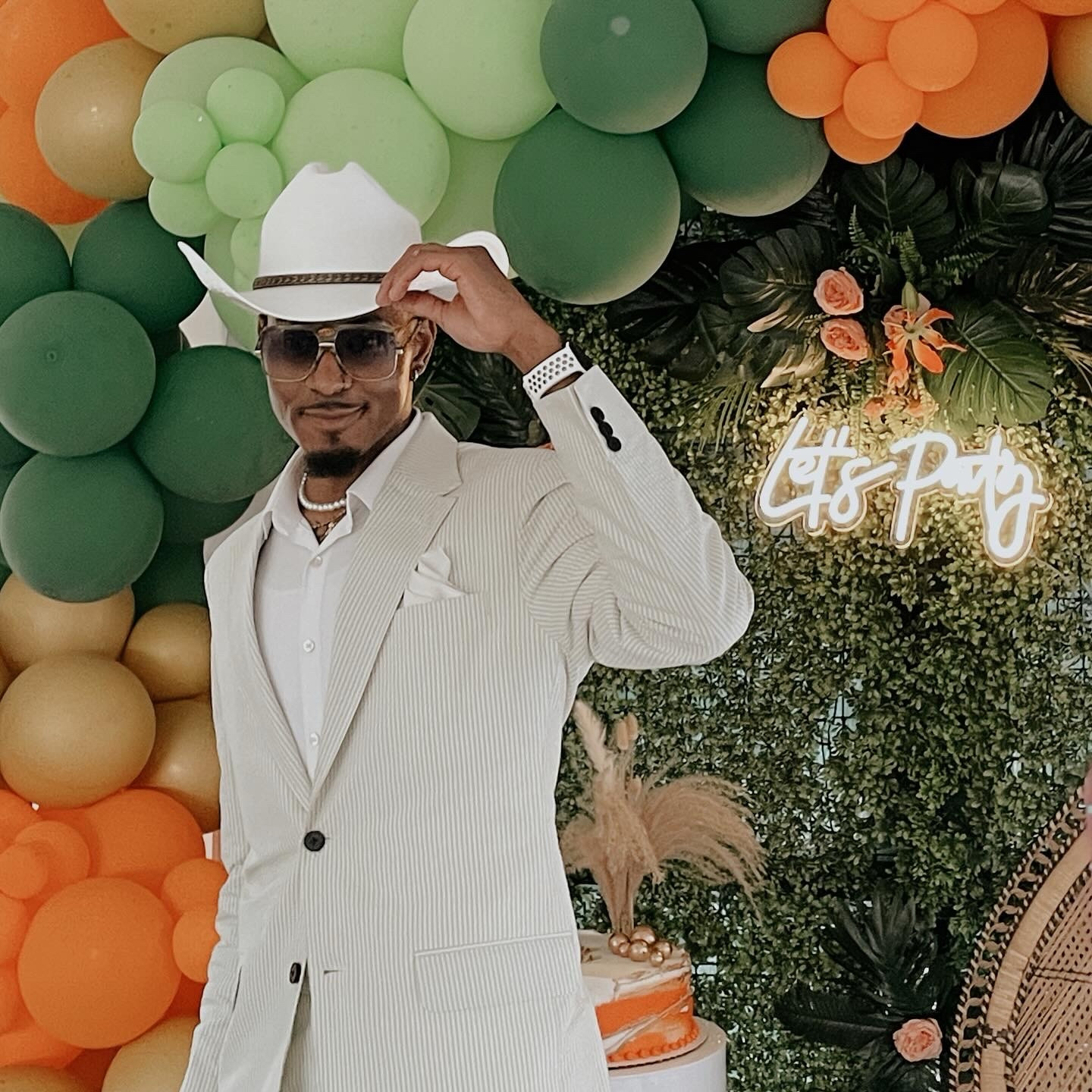 Classic men derby style w/ a splash of Cowboy Carter 🤠🍾. This combo ATE!! 

#LTKmens #LTKstyletip #LTKparties