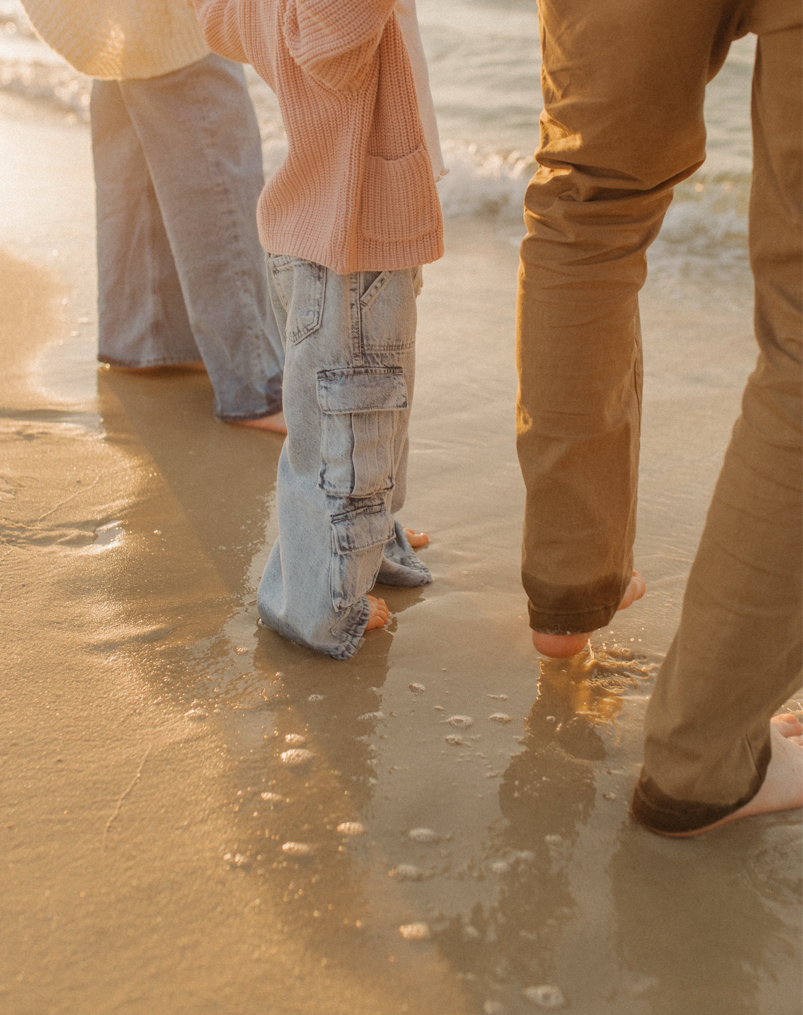 Toddler girl cargo jeans

spring family photo outfits, barrel leg toddler jeans, cargo pants, trendy toddler jeans, beach photos