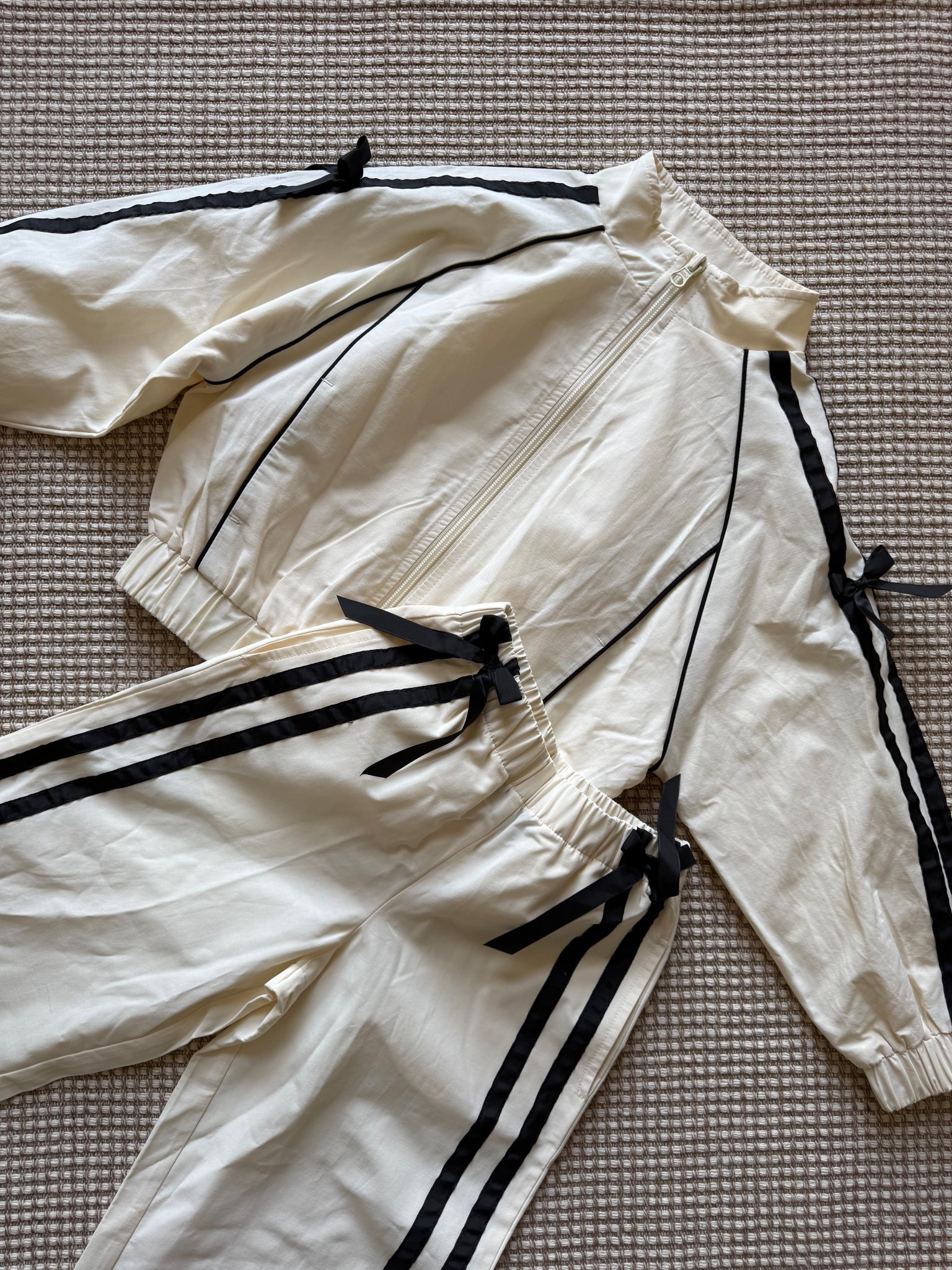 Walmart girls tracksuit that I’m almost 1000% sure will set out fast 😭🖤✨