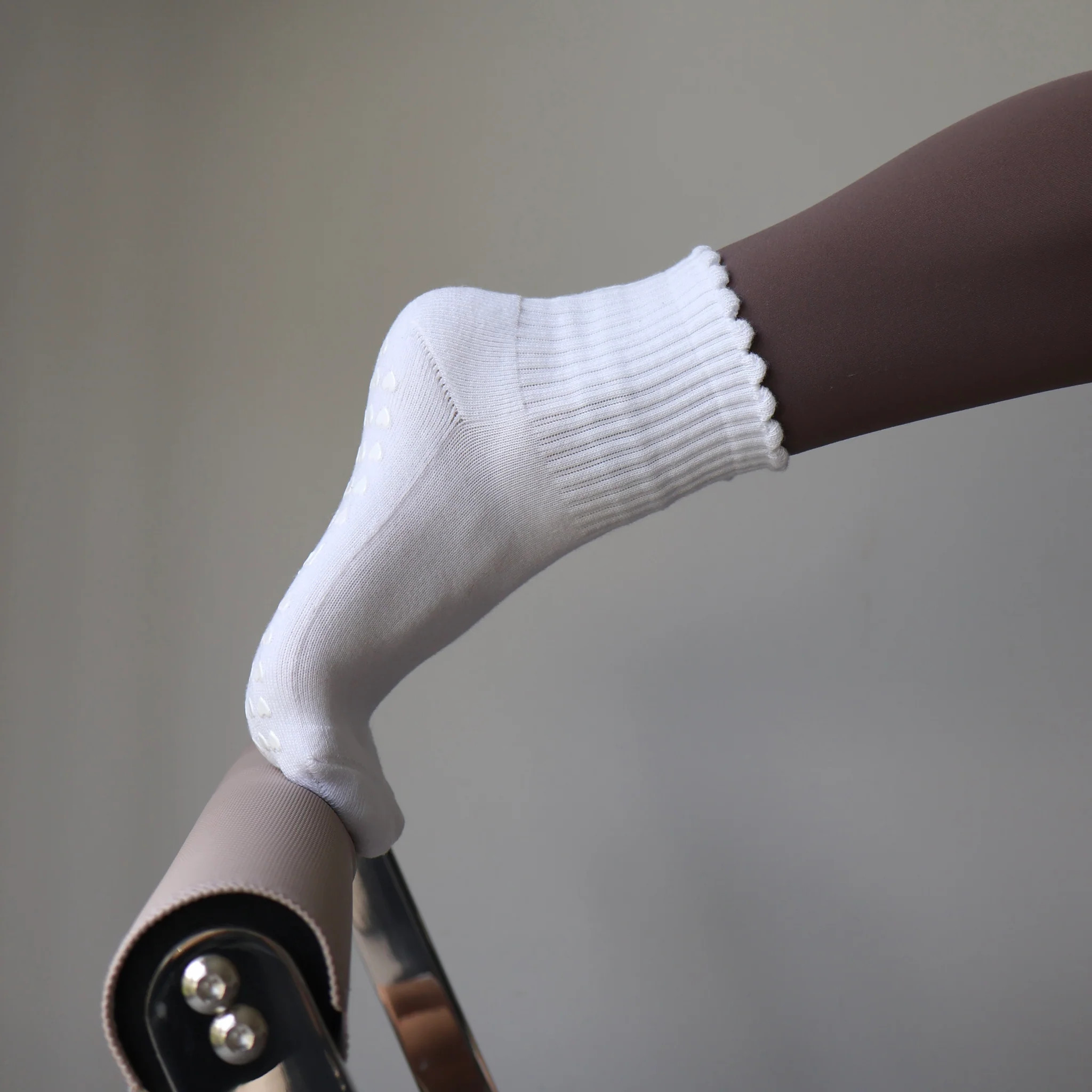 PILA Plain Best Grip Socks - White Ruffle | Pilabarre