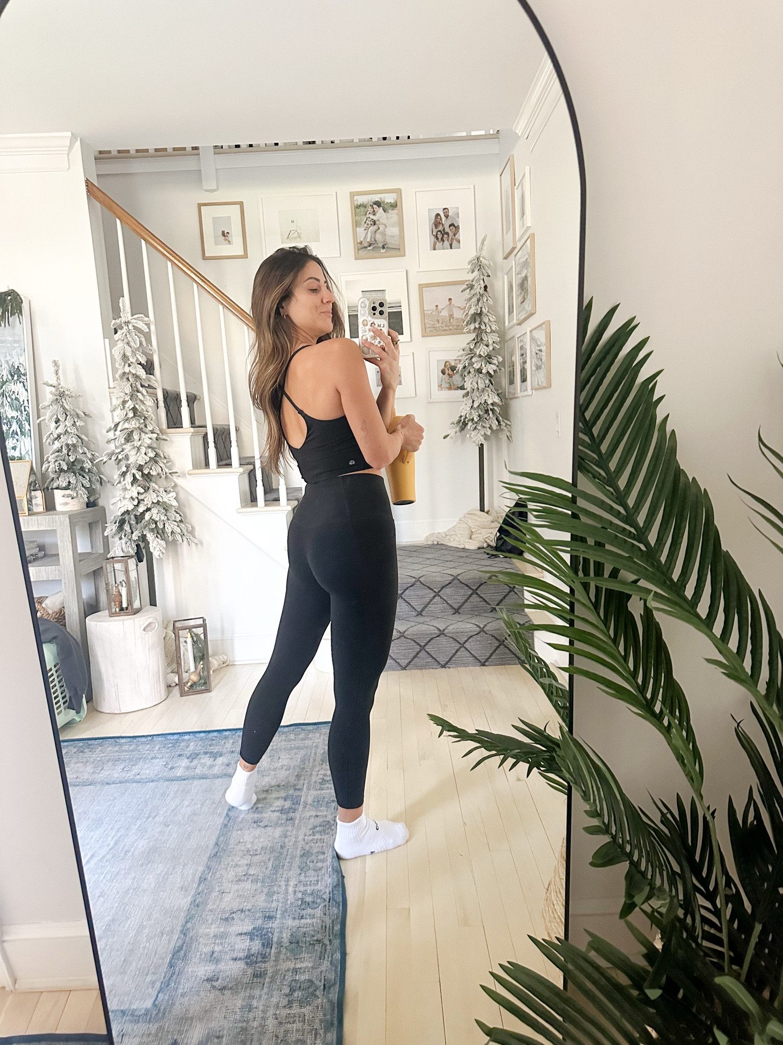 This Elation V-Neck Longline Bra from
@athleta is one of my favorite tanks! It’s 30% off right now as apart of their Semi-Annual Sale! #athletapartner #powerofshe
