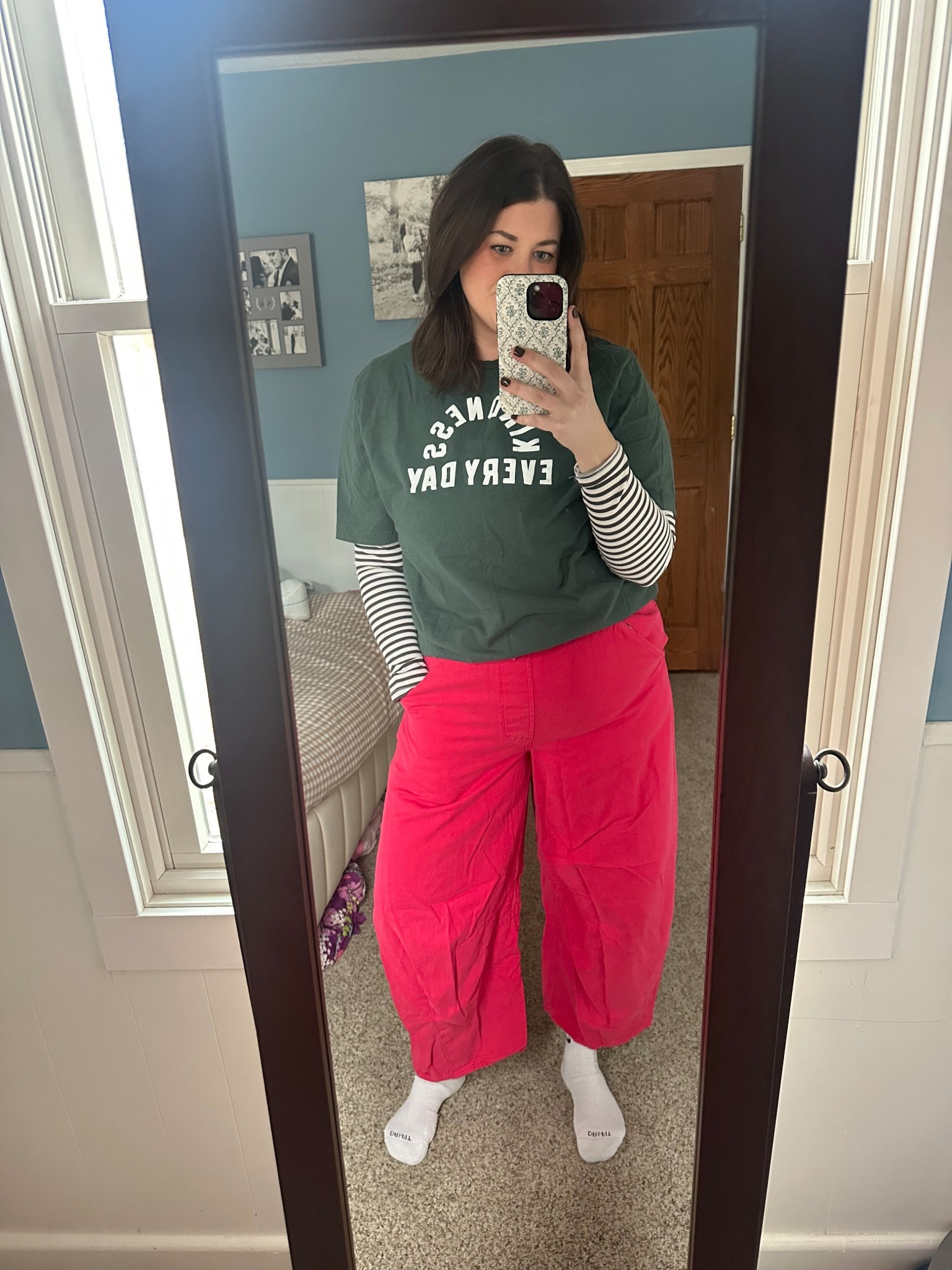 Getting Dressed Diaries Ep. 3 ❤️
Green graphic tee, striped layer + red pants outfit