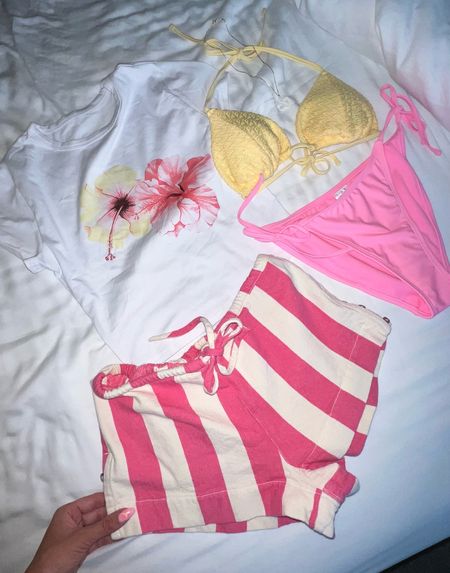 Pink and yelllow beach look, vacation outfit, pink shorts, Hawaii outfit, Christine Andrew 