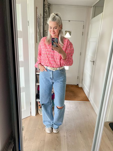 Outfits of the week

Easy Sunday. Taking my moms dog for a walk. Wearing a pink printed blouse (old, limited edition) and wide legged tall jeans with knee slits. Moschino belt and Skechers sneakers. 

#LTKstyletip #LTKeurope #LTKcurves