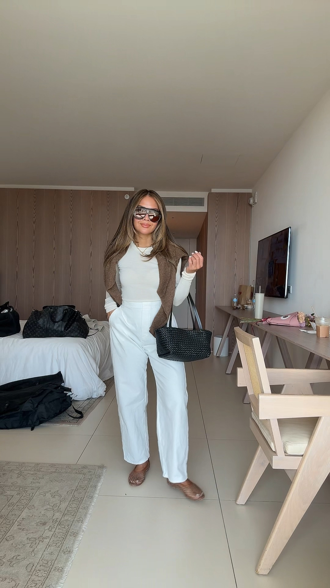 All white base outfit
Top - Old Aritzia
Sweater - XS
Pants - XS


#LTKmomlife #LTKU #LTKootd