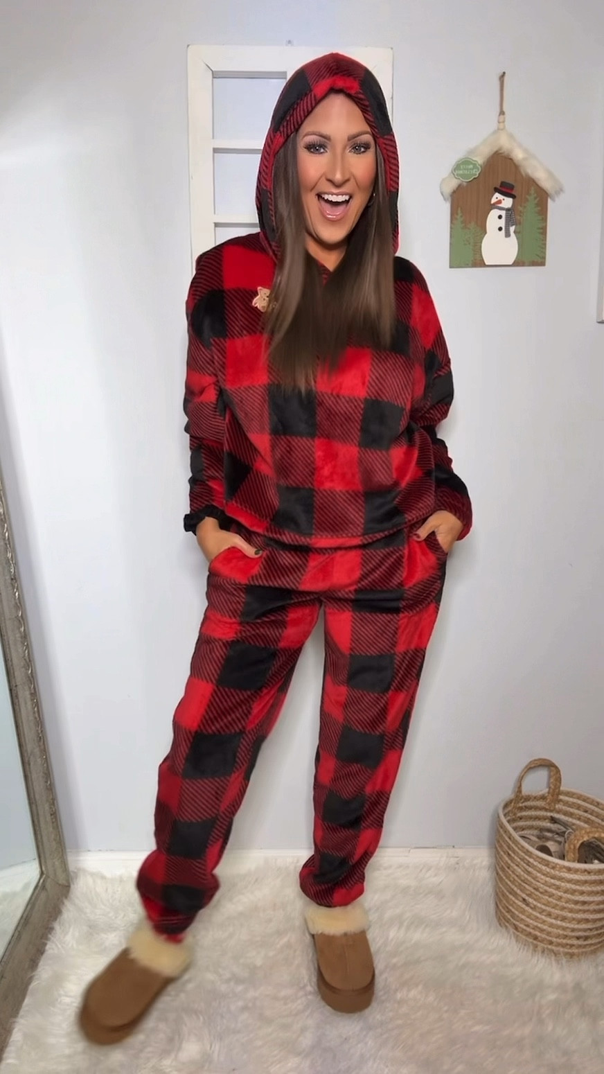 Wearing a small in the set. They’re silly soft and plush. The have comfy stretchy waistband with pockets and elastic at the ankles. The top has a hood.

#LTKFindsUnder50 #LTKWatchNow #LTKSeasonal