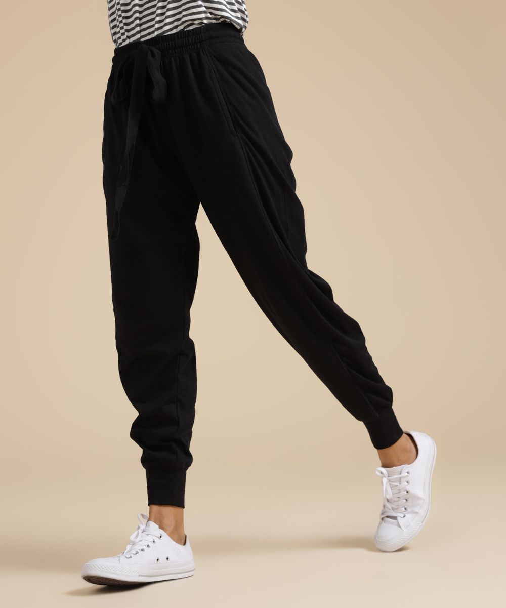 Suzanne Betro Weekend Women's Casual Pants 102BLACK - Black Joggers - Women | Zulily