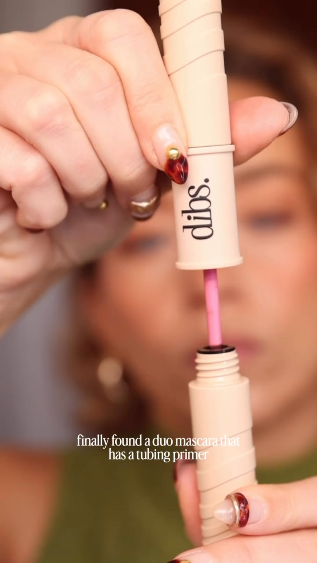 We love a new mascara review around here 👏🏼

This is a new mascara duo from @dibsbeauty that has a brown lash primer on one side with a tubing formula for all you tube mascara lovas! And on the other side they gave us a jet black volumizing mascara for those who like em thick 😉

Linked it in my stories.

#mascara #lashes #naturallashes #tubingmascara #lashprimer