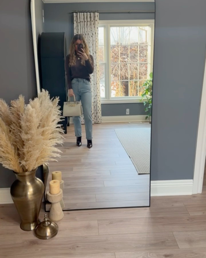 I’ve been loving jeans with heels 🤩 I wore this slightly elevated casual outfit out for dinner with friends, and this fur headband from Alo was the PERFECT accessory 🤍

Check out all the outfit details!



#LTKootd #LTKSeasonal #LTKgrwm