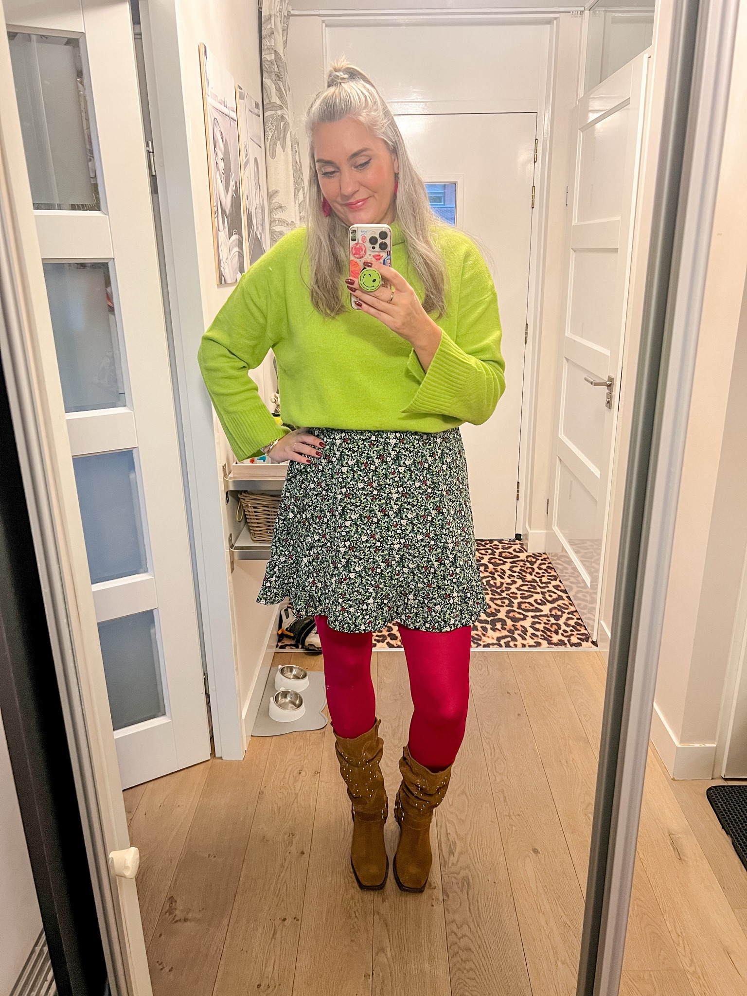 Ootd - Tuesday. Chartreuse sweater (Hema, L), first floral mini skirt (old, Wibra), raspberry tights (Snag) and brown suede biker boots. 



#LTKwinter #LTKeurope #LTKnederlands