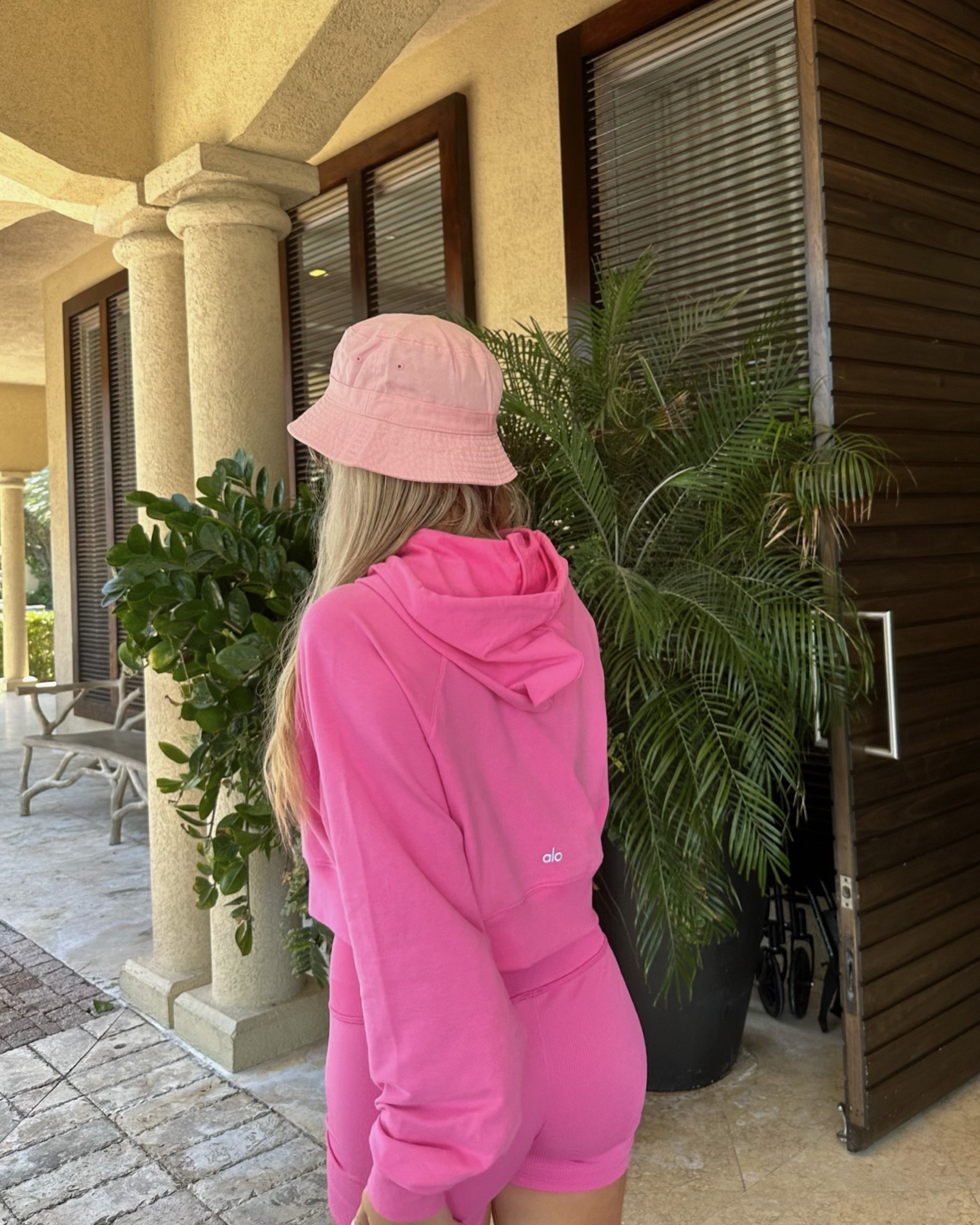 Pink paradise Alo travel fit 