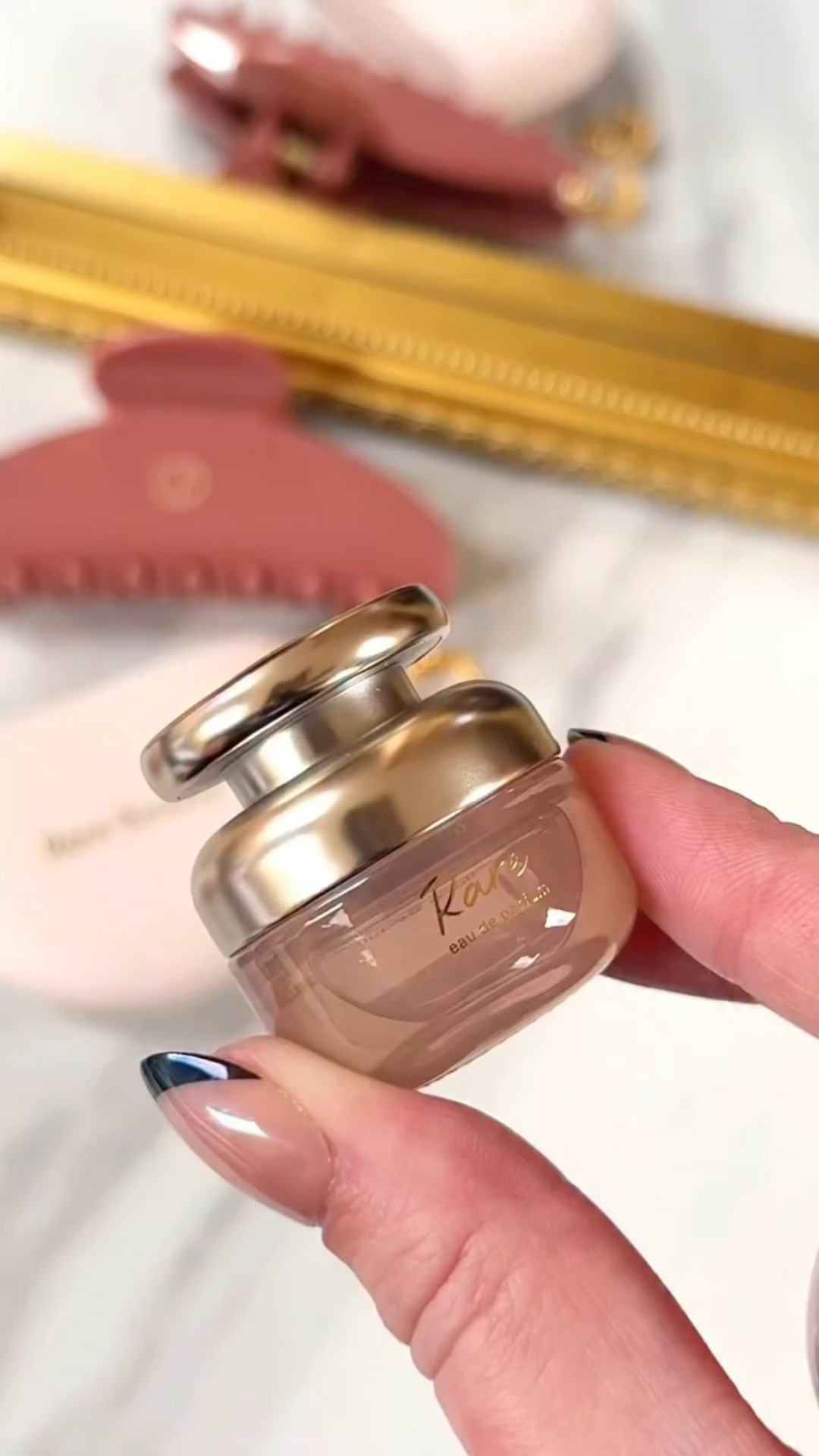 The Rare Eau de Parfum Set from @rarebeauty includes the cutest miniature bottle (just like the full size) with a rollerball and a travel-size spray, making it easy to take this cozy scent with you on the go. ✨

When I first spray Rare, I get soft caramel with a hint of pink pepper and pistachio. Then the ginger note starts to bloom, mixing with a bit of cocoa before settling into skin musks and tonka bean. It wears warm and cozy with a subtle sweetness underneath.

🤍 Notes-
Top: Caramel, Pistachio, Pink Pepper
Middle: Vanilla, Ginger, Cocoa Beans
Base: Sandalwood, Tonka Beans, Skin Musks

Have you tried this fragrance from Rare Beauty? I’d love to try the layering balms they came out with next to use with this! 

Self purchased* 

#RareBeauty #RareBeautyPerfume #RareBeautyCommunity #PerfumeReview #PerfumeReel #CozyScent #PerfumeCollection #FragranceCommunity #FragranceDiscovery #FragranceFinds #ScentStyle